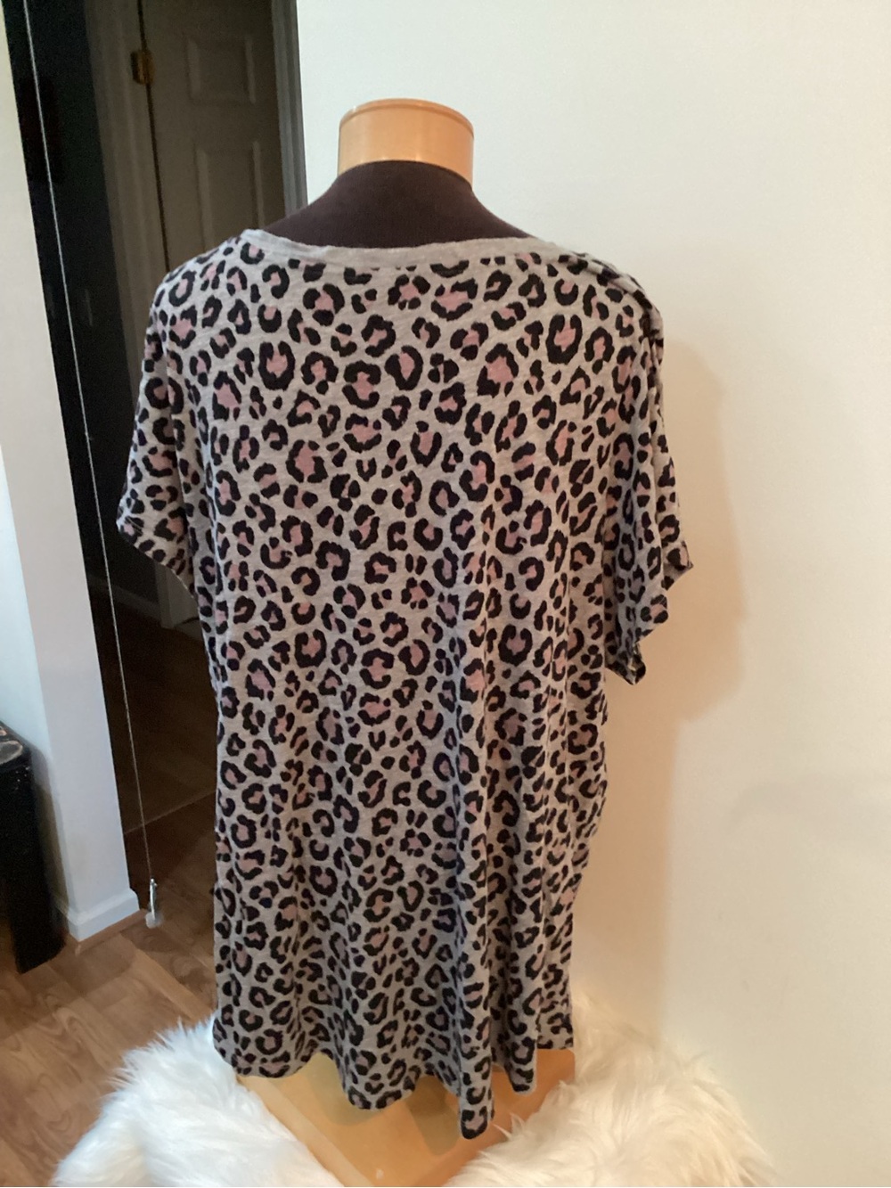 Torrid Size 3 Gray Pink Leopard Print V-Neck Pocket Tee Plus Size 3X - Picture 5 of 12